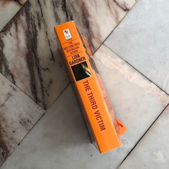 ☀️ Midnight Voices | The Third Victim book bundle - Picture 6 of 7